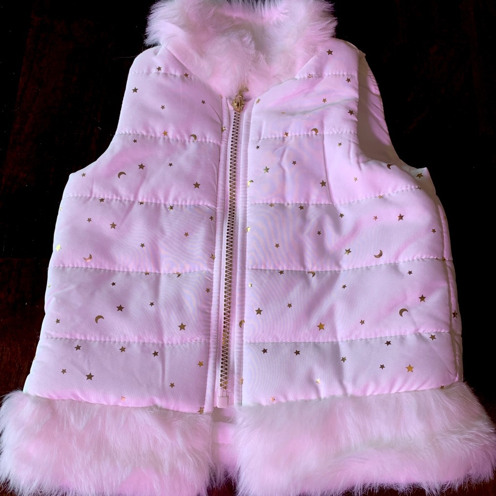 Max Studio / White puffer vest w gold stars and faux fur trim